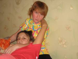 2 teens posing in Room x 48 37bh6670nk