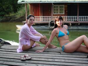Two girls on Vacation x 40-j7bh5oxy2k.jpg