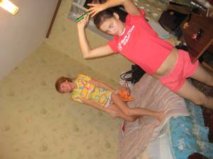 2 teens posing in Room x 48 l7bh66ko1r