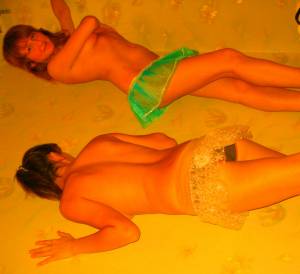 2 teens posing in Room x 48 r7bh677lmu