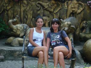 Two girls on Vacation x 40 w7bh5pkjt2