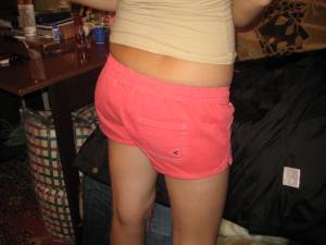 2 teens posing in Room x 48 37bh671ysk