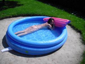 Teens Enjoy a Small pool in the Backyard x 104 j7bh40xgmh