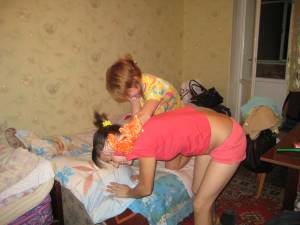 2 teens posing in Room x 48 r7bh66n5fn