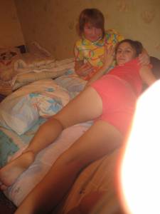 2 teens posing in Room x 48 b7bh668sey