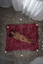 Sofi Ryan Cumming By Candle Light 299x 2495x1663 c7bii5dyzr