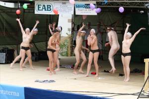 Watch Us Naked On Stage h7bi8s2xdg
