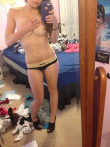 Cute amateur Teen has fun at home [677 Pics] w7b081uiyn