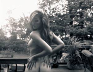 Beautiful girl posing for Bf x 32 a7b09etlkc