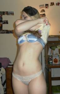 Hot girlfriend posing in bedroom (x63) 17b1pvdlg3