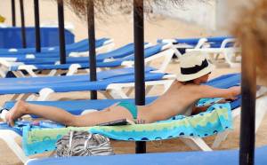 Roxanne-Pallett-Topless-Sunbathing-In-Cyprus-77b42weeus.jpg