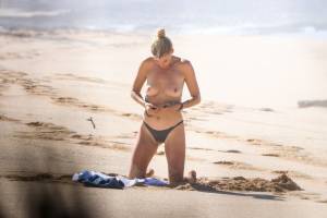 Kelly Rohrbach Topless On The Beach In Hawaii-u7b42v7zol.jpg