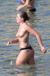 Olympia-Valance-Topless-On-The-Beach-In-Mykonos-m7b42spjyj.jpg