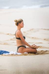 Kelly-Rohrbach-Topless-On-The-Beach-In-Hawaii-77b42vq6n1.jpg