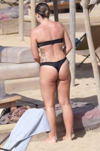 Olympia Valance Topless On The Beach In Mykonos-57b42smhtw.jpg