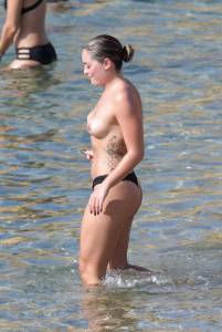 Olympia-Valance-Topless-On-The-Beach-In-Mykonos-w7b42sqp1d.jpg