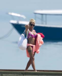 Katie Price Topless On A Beach In Miamim7b4h815gn.jpg