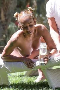 Melanie Brown Topless At A Resort In Desert Springs-57b4h2lzya.jpg