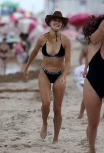 Eugenie Bouchard Nip Slip On The Beach In Miamiq7b4h67im6.jpg