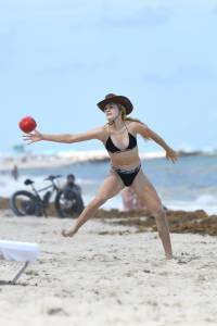 Eugenie Bouchard Nip Slip On The Beach In Miamic7b4h68a7i.jpg