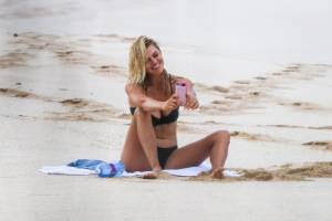 Kelly-Rohrbach-Topless-On-The-Beach-In-Hawaii-67b42viaz4.jpg