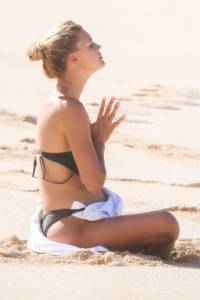 Kelly Rohrbach Topless On The Beach In Hawaii-y7b42vb0bu.jpg