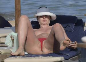 Bleona Qereti Topless And Lip Slip On The Beach-g7b4h3sgy6.jpg