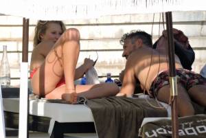 Toni Garrn Topless Candids On The Beach In Mallorcak7b4h97nym.jpg