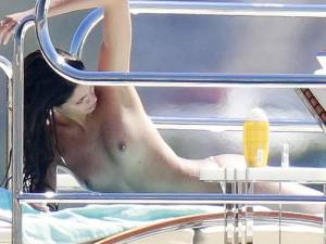 Sara Sampaio Topless Sunbathing On A Yacht In Francex7b47nduge.jpg