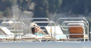 Sara-Sampaio-Topless-Sunbathing-On-A-Yacht-In-France-w7b47n97hh.jpg