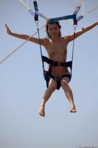 Naked Hang Gliding! x10 u7b59tggws