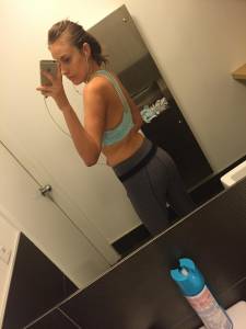 Girlfriend Cooking And Takes A Few Selfies [x91] a7b69gkutl