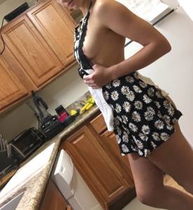 Girlfriend Cooking And Takes A Few Selfies [x91] z7b69gncvp
