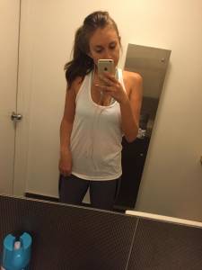 Girlfriend Cooking And Takes A Few Selfies [x91] k7b69gos61