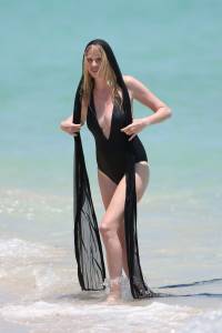 Lara Stone Topless While On A Photo Shoot In Miamih7b75g5032.jpg