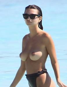 Emily Ratajkowski Topless On A Beach In Cancun, Mexico-47b7424ufd.jpg