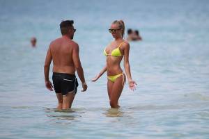 Laura-Cremaschi-Topless-In-The-Sea-In-Miami-r7b74mqino.jpg