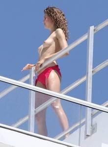 Lindsey-Wixson-Topless-On-The-Set-Of-A-Photoshoot-in-Miami-k7b75hmtzh.jpg