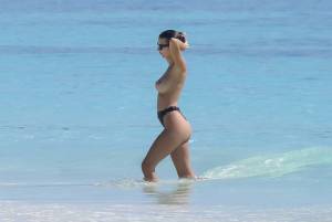 Emily-Ratajkowski-Topless-On-A-Beach-In-Cancun%2C-Mexico-f7b74224mx.jpg