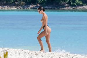 Emily Ratajkowski Topless On A Beach In Cancun, Mexicon7b74205bt.jpg