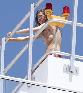Lindsey Wixson Topless On The Set Of A Photoshoot in Miami-77b75hq56w.jpg