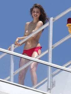 Lindsey Wixson Topless On The Set Of A Photoshoot in Miami27b75hkgvb.jpg