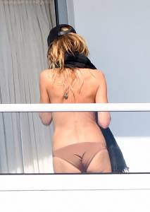 Heidi-Klum-Topless-On-A-Balcony-In-Miami-f7b74lf1lq.jpg
