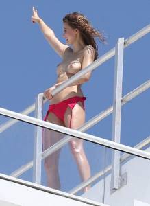 Lindsey-Wixson-Topless-On-The-Set-Of-A-Photoshoot-in-Miami-f7b75hlgjz.jpg