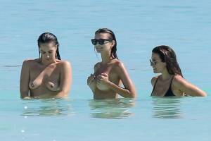 Emily Ratajkowski Topless On A Beach In Cancun, Mexico-e7b742gz42.jpg