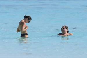 Emily-Ratajkowski-Topless-On-A-Beach-In-Cancun%2C-Mexico-h7b742h6zb.jpg