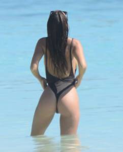 Emily Ratajkowski Topless On A Beach In Cancun, Mexico-y7b741j72o.jpg
