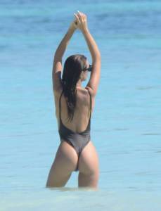 Emily Ratajkowski Topless On A Beach In Cancun, Mexico-i7b741us5i.jpg