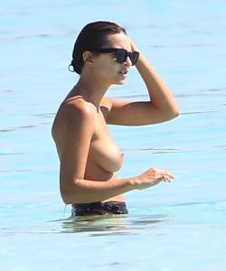 Emily Ratajkowski Topless On A Beach In Cancun, Mexicou7b742fx2q.jpg
