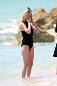 Lara Stone Topless While On A Photo Shoot In Miamis7b75gql10.jpg